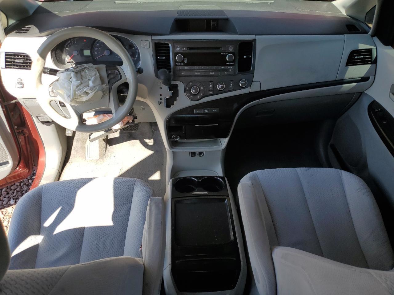 2011 TOYOTA SIENNA