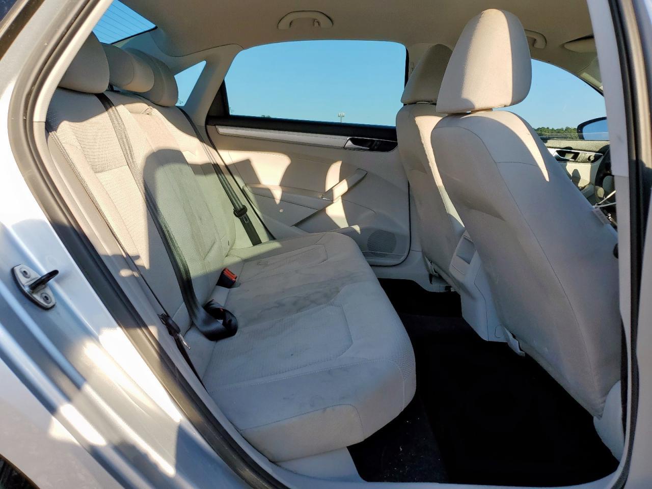 2016 VOLKSWAGEN Passat
