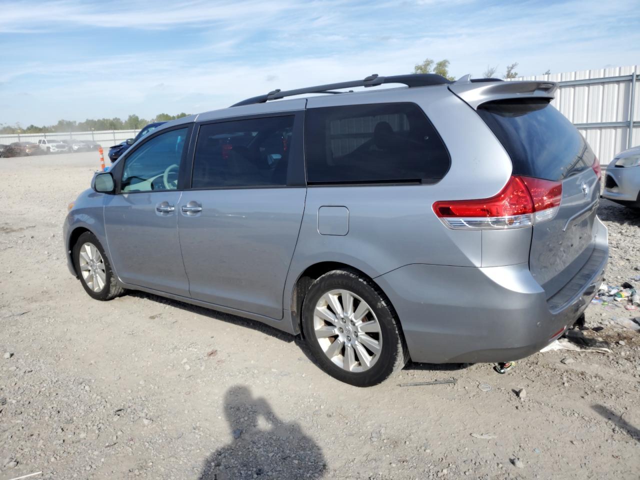 2011 TOYOTA SIENNA