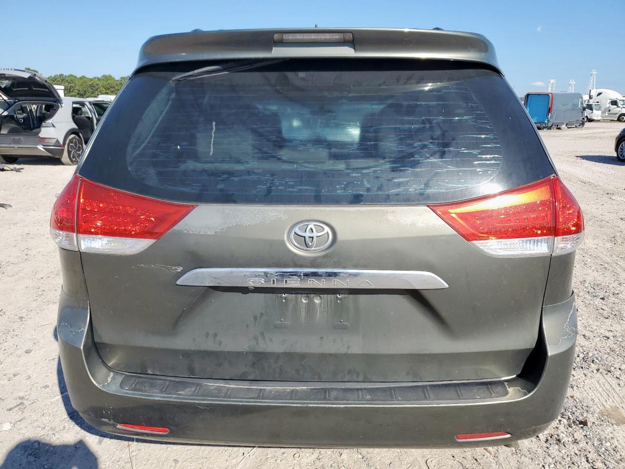 2011 TOYOTA SIENNA
