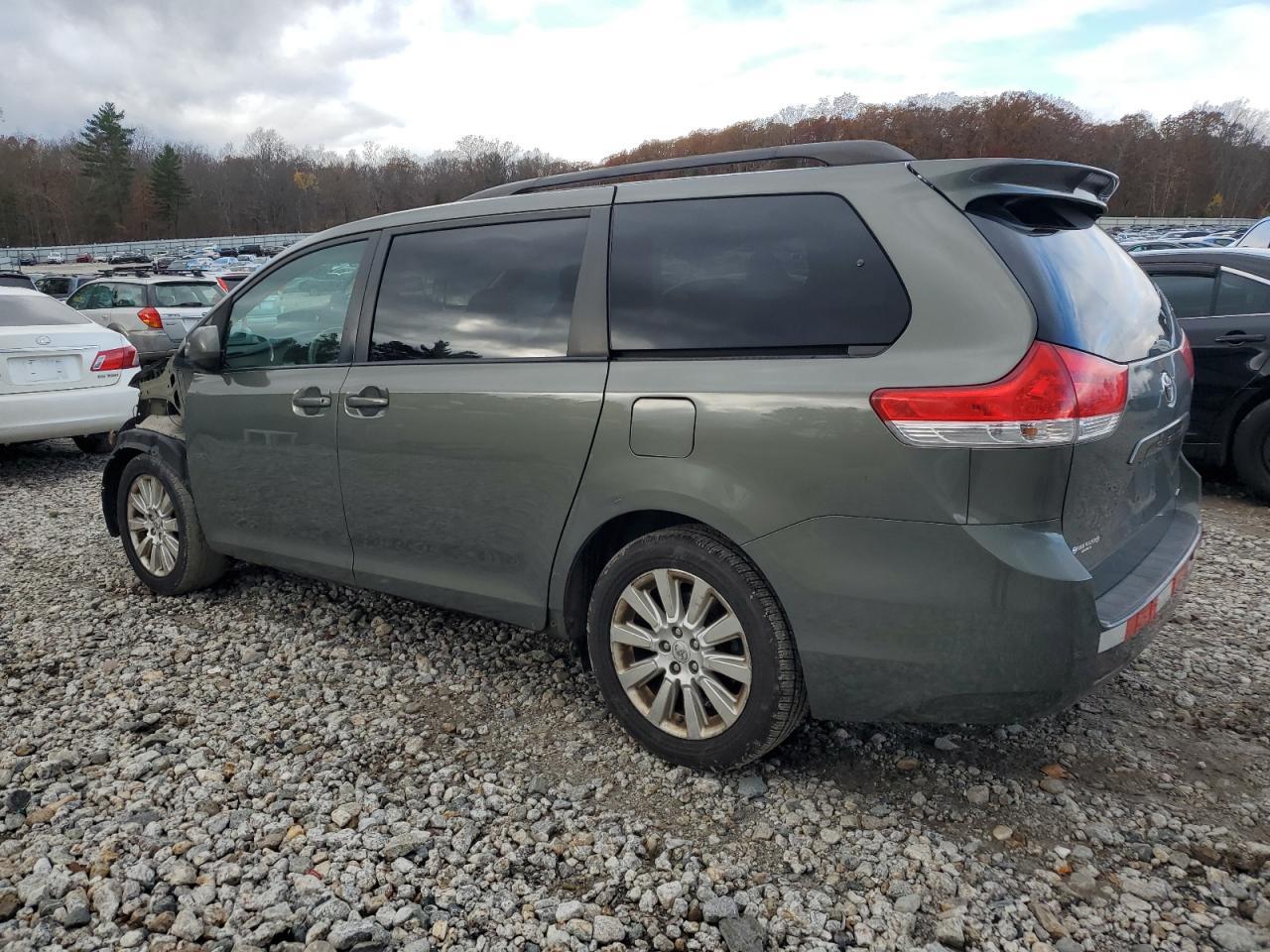 2011 TOYOTA SIENNA