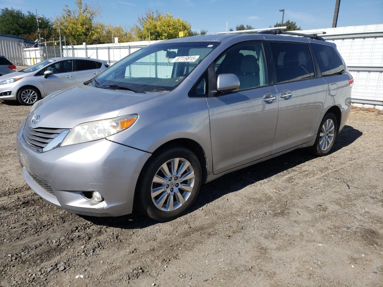 2011 TOYOTA SIENNA