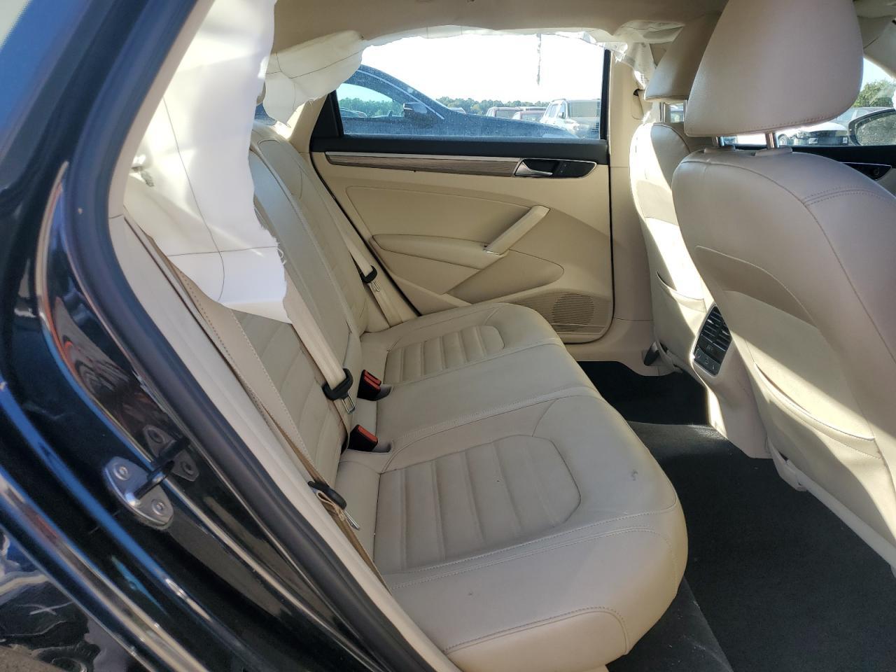 2017 VOLKSWAGEN Passat