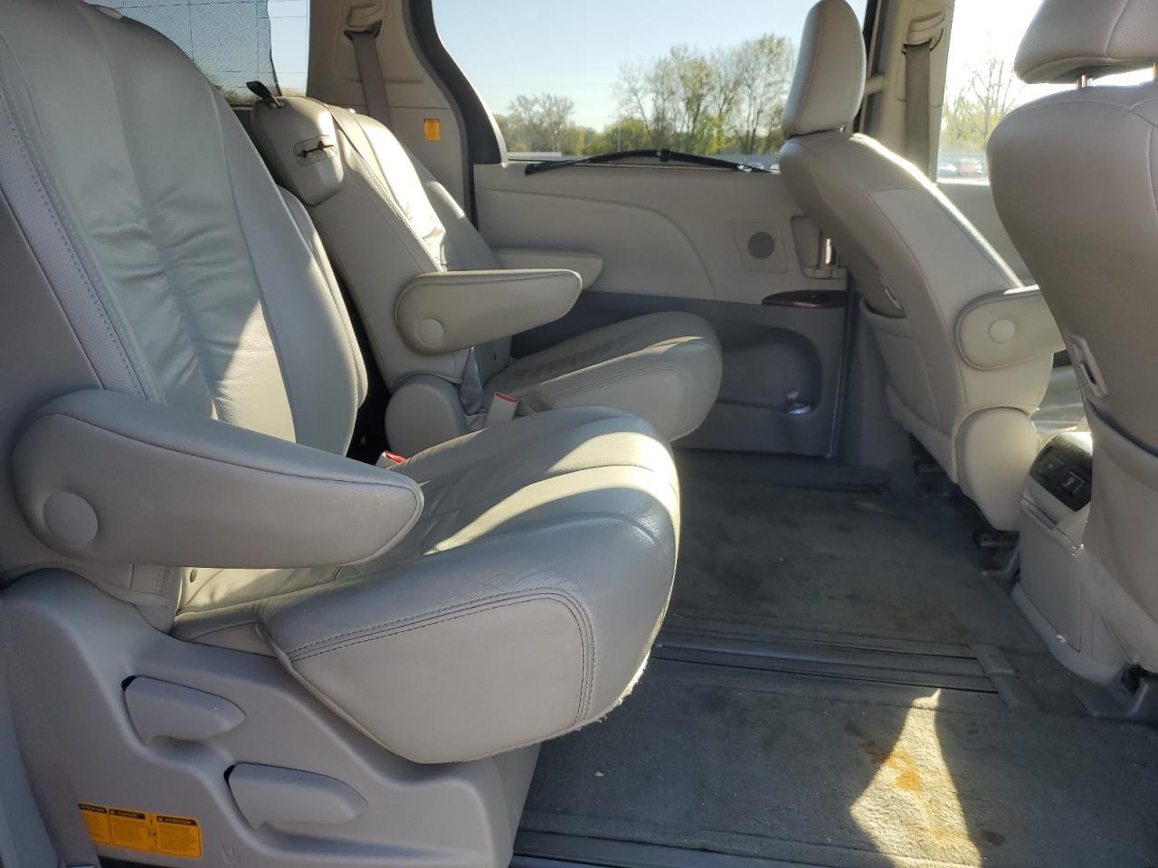 2011 TOYOTA SIENNA