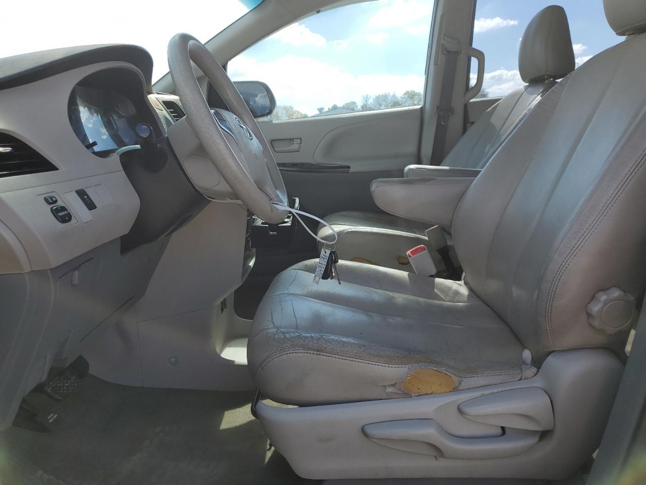 2011 TOYOTA SIENNA