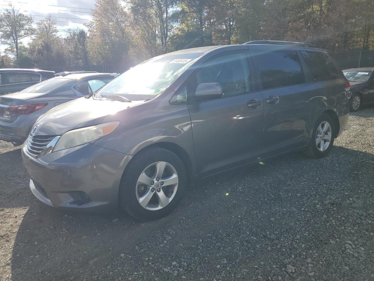 2011 TOYOTA SIENNA