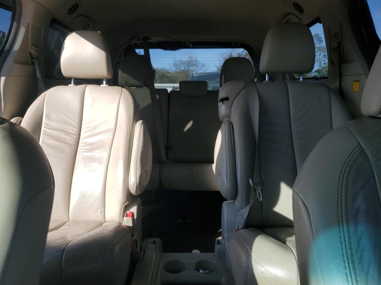 2011 TOYOTA SIENNA