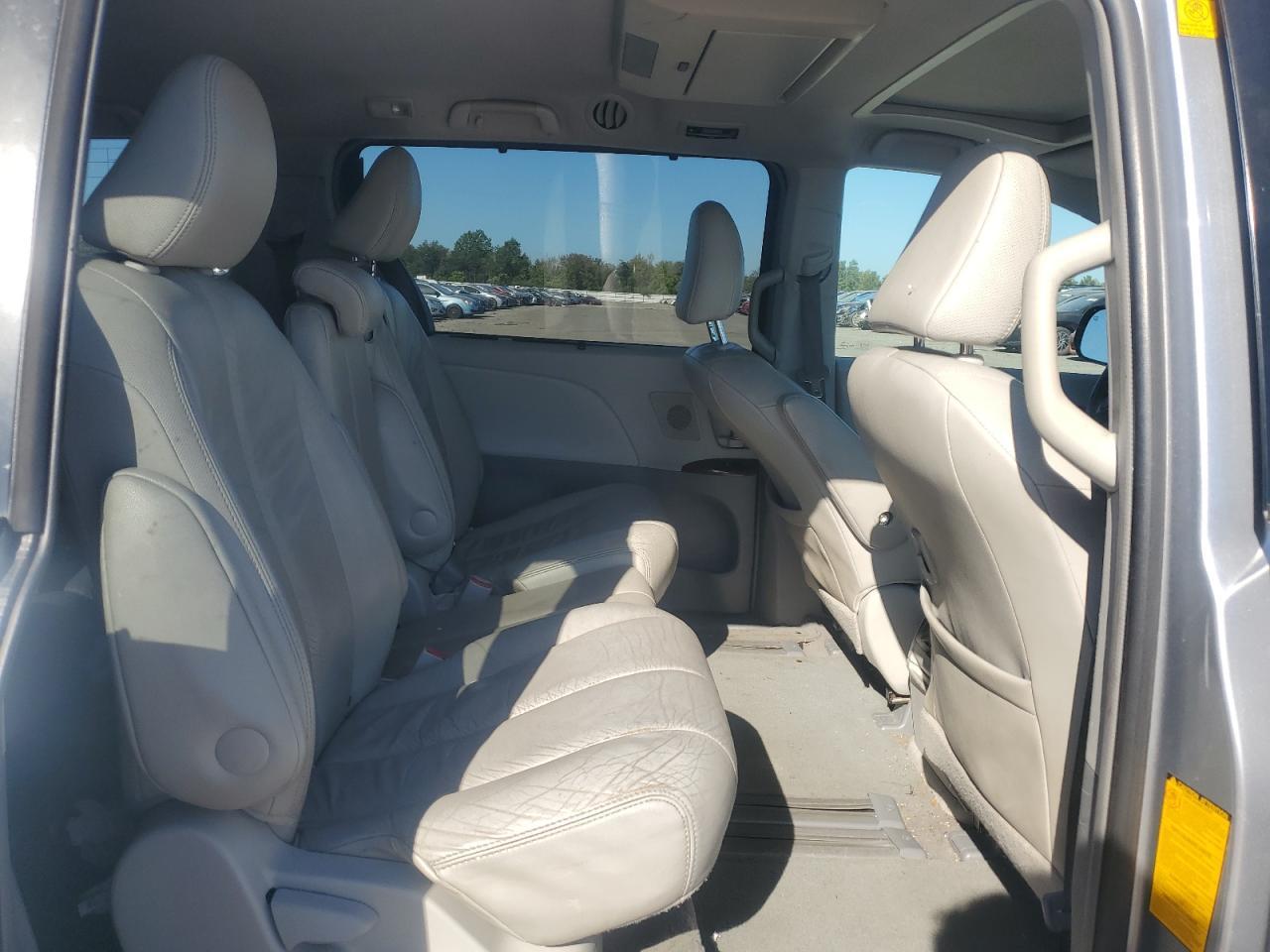 2011 TOYOTA SIENNA