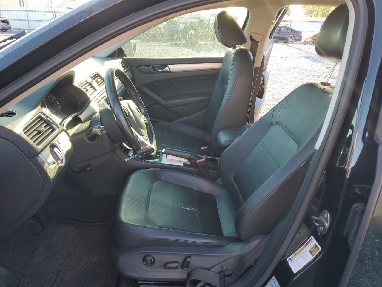 2012 VOLKSWAGEN Passat