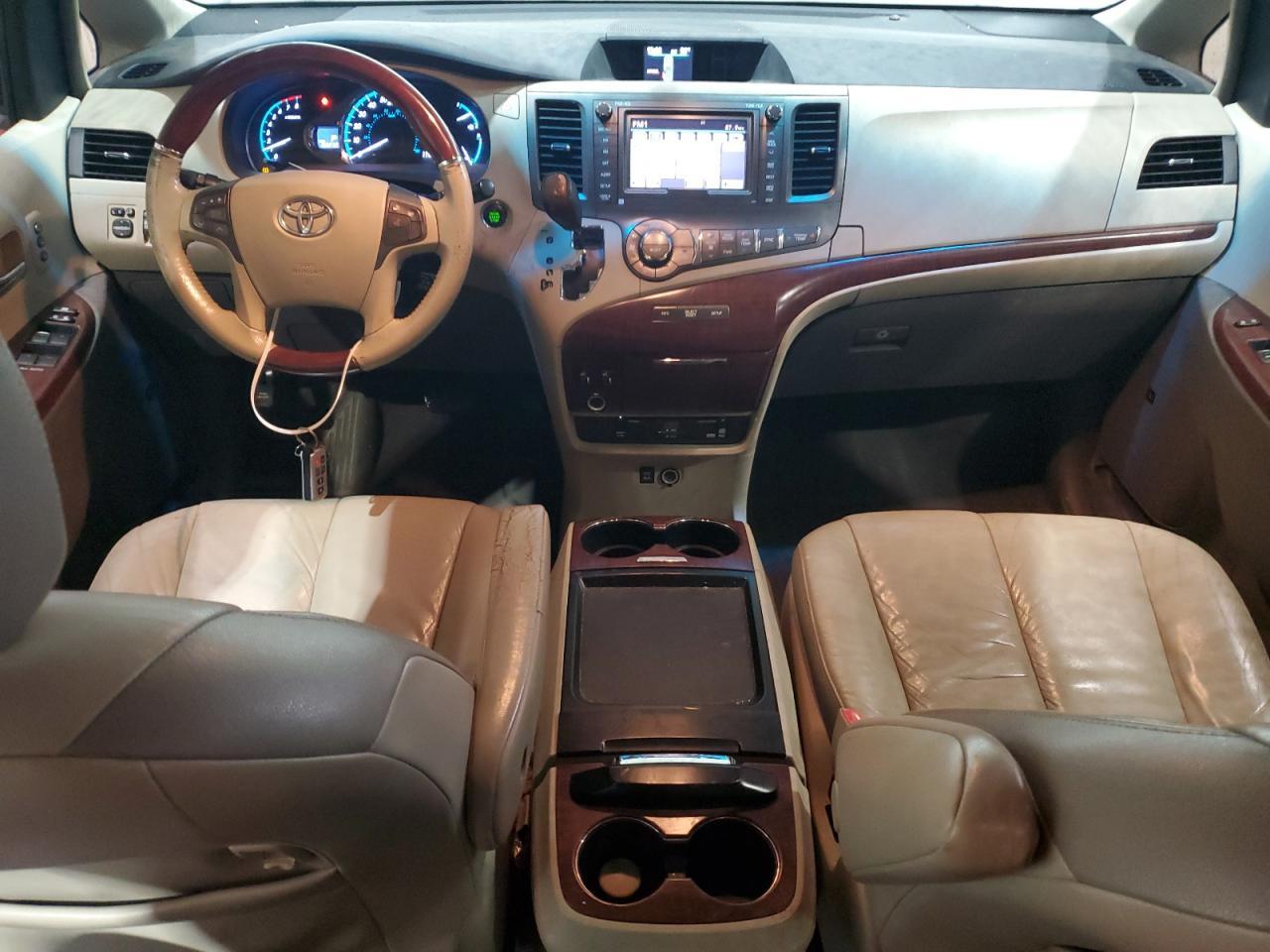 2011 TOYOTA SIENNA