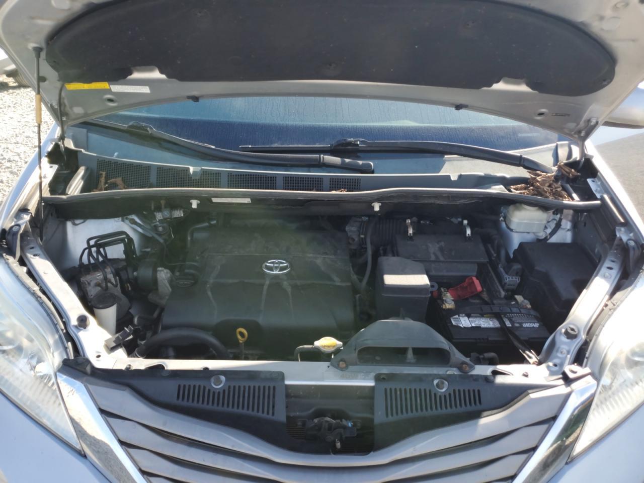 2011 TOYOTA SIENNA