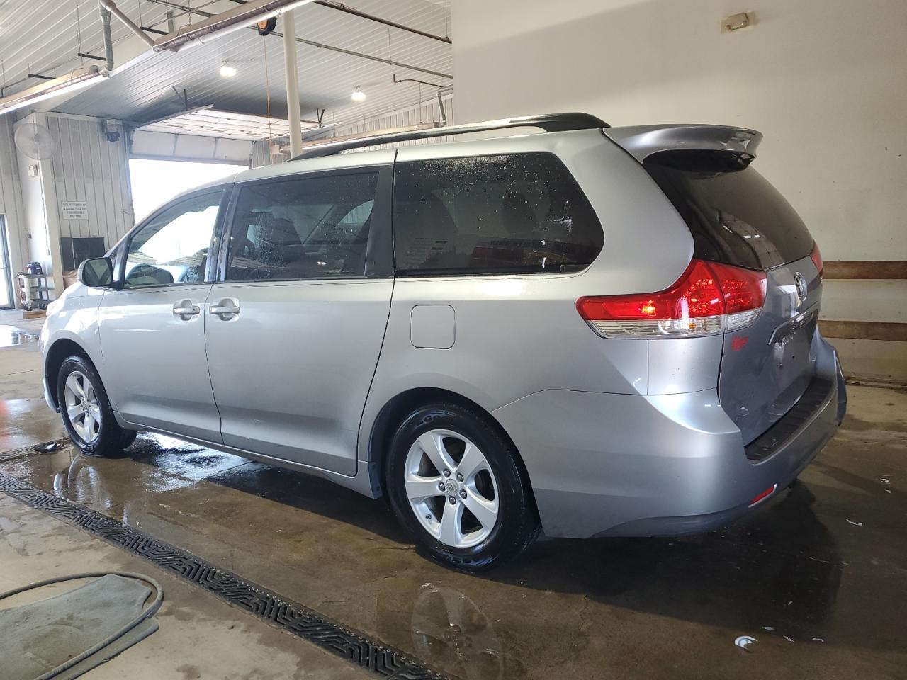 2011 TOYOTA SIENNA