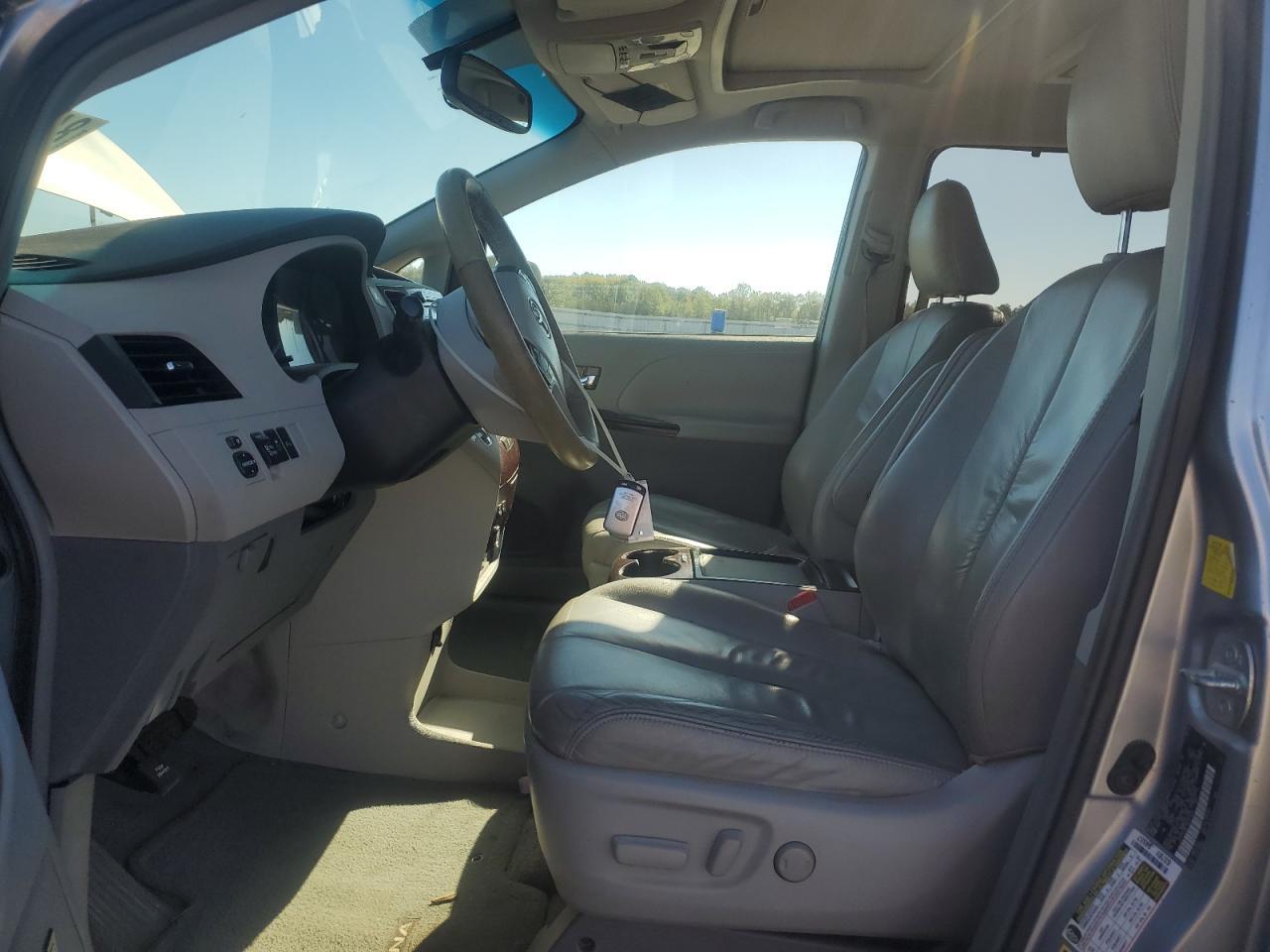 2011 TOYOTA SIENNA
