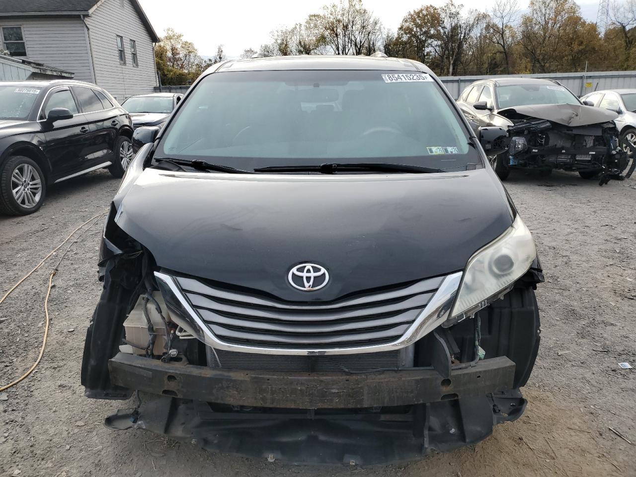 2011 TOYOTA SIENNA