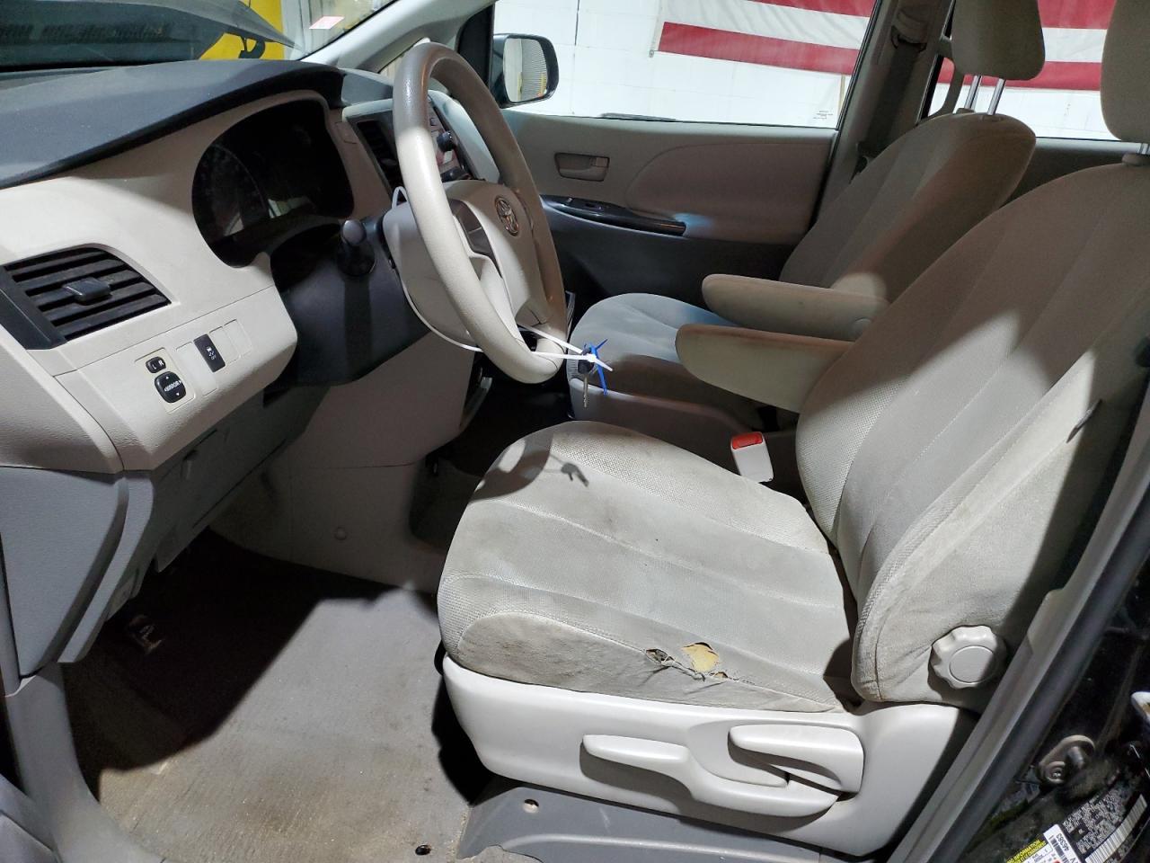 2011 TOYOTA SIENNA