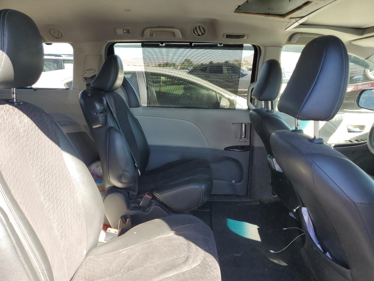 2011 TOYOTA SIENNA