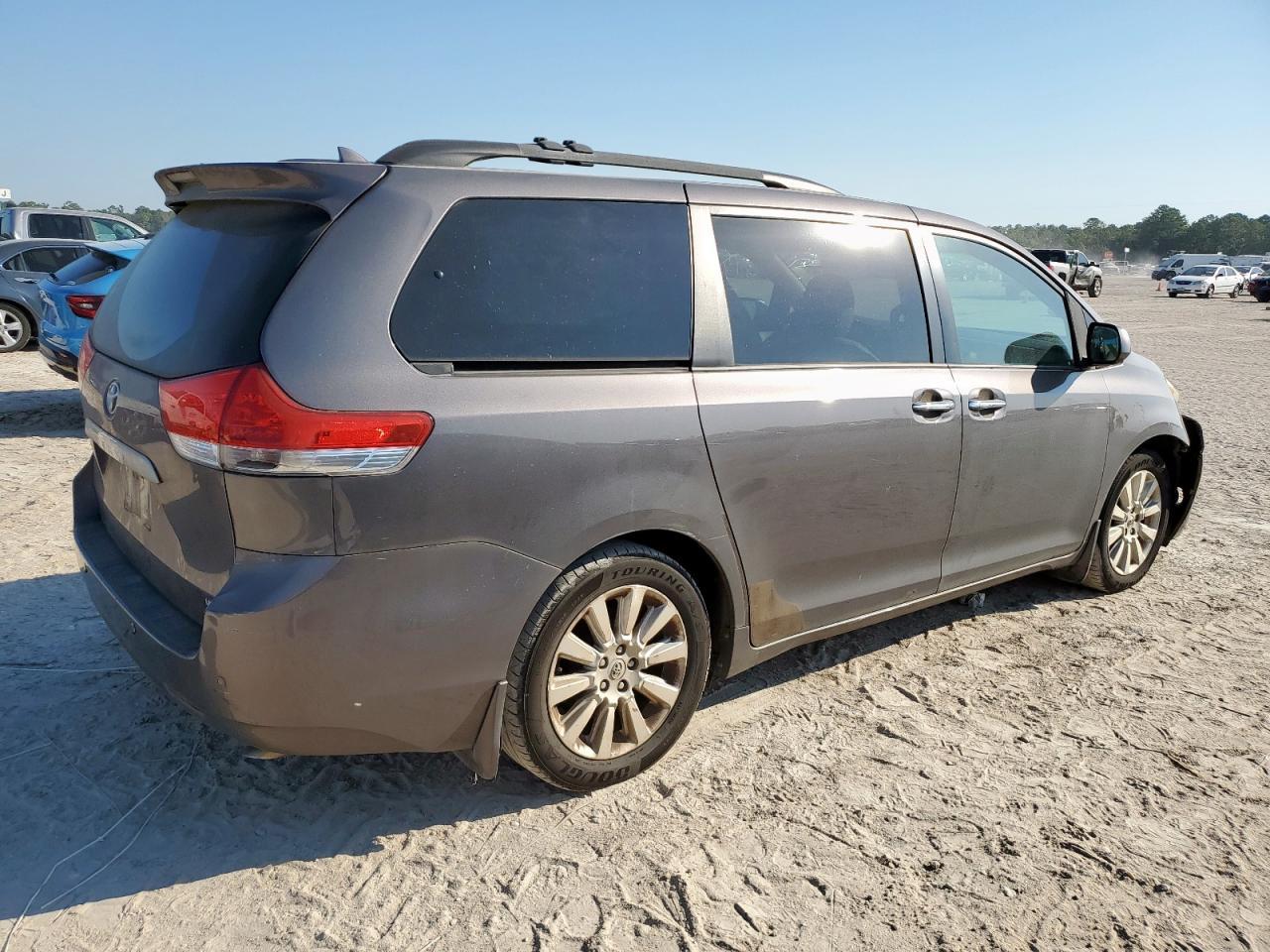 2012 TOYOTA SIENNA
