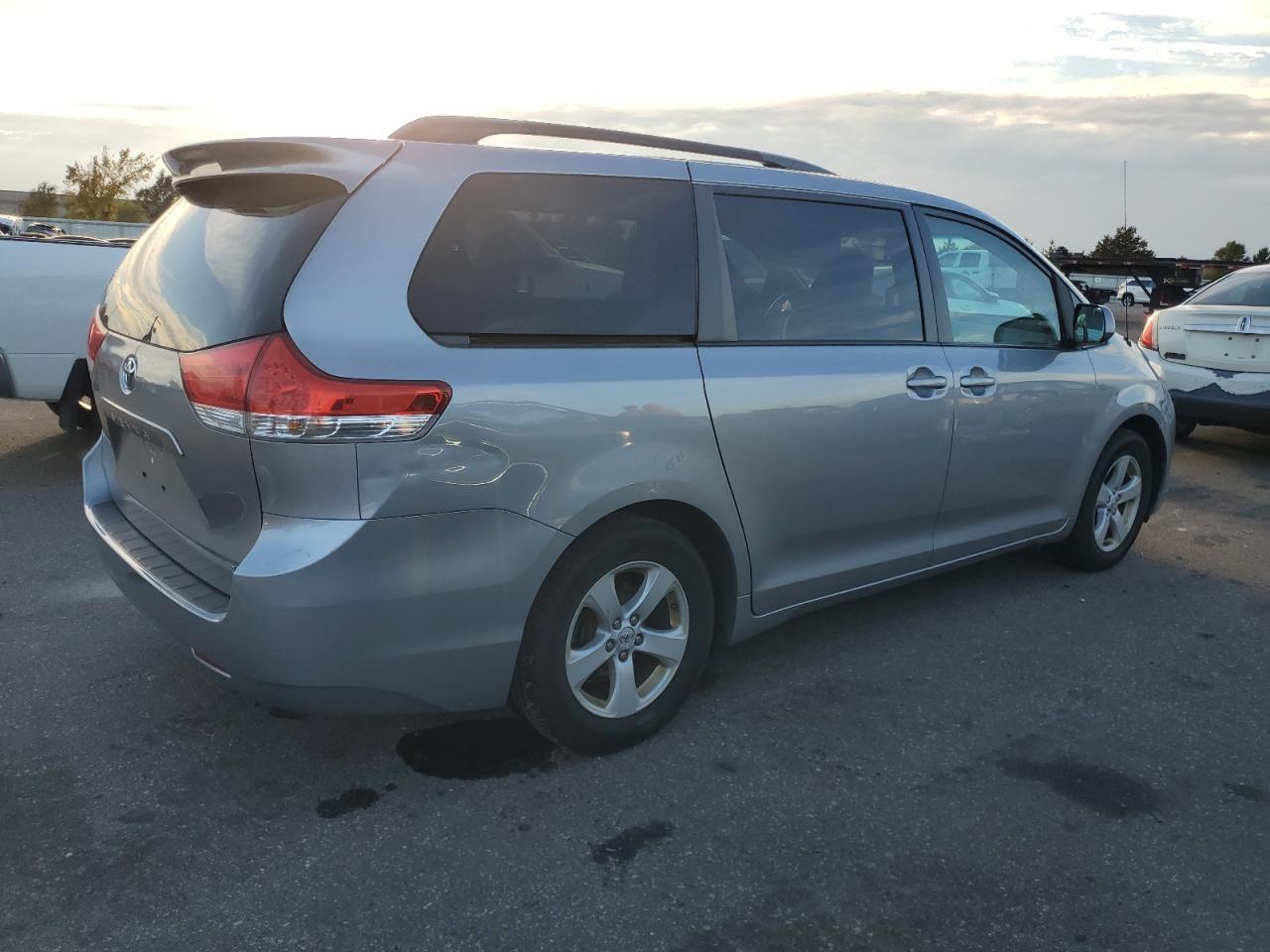 2011 TOYOTA SIENNA