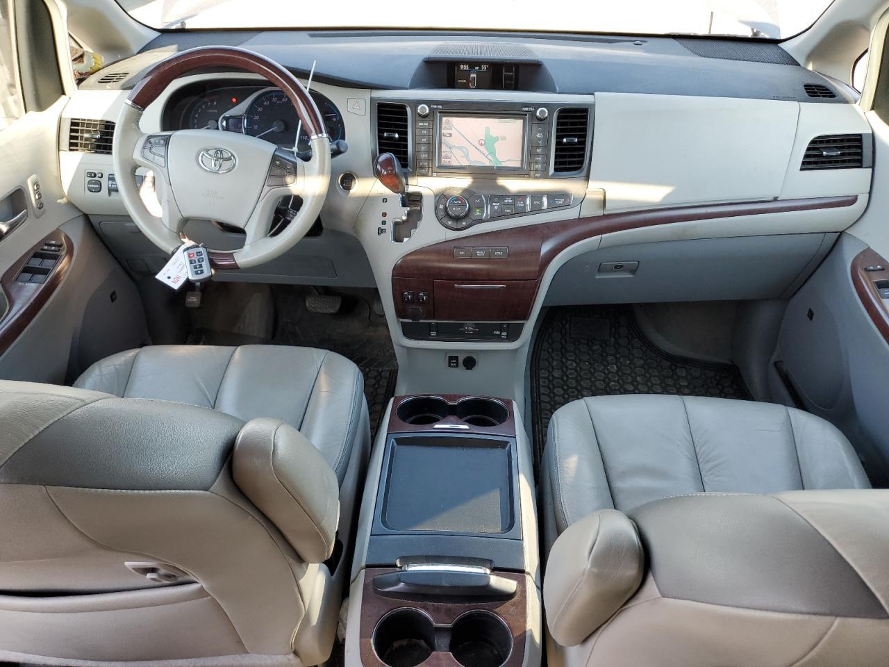 2011 TOYOTA SIENNA