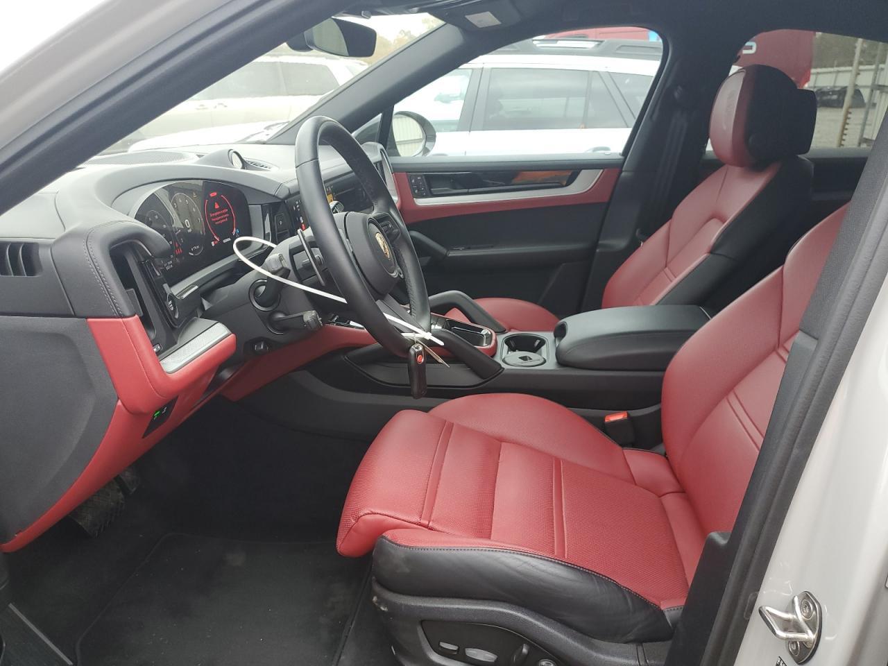 2024 PORSCHE CAYENNE