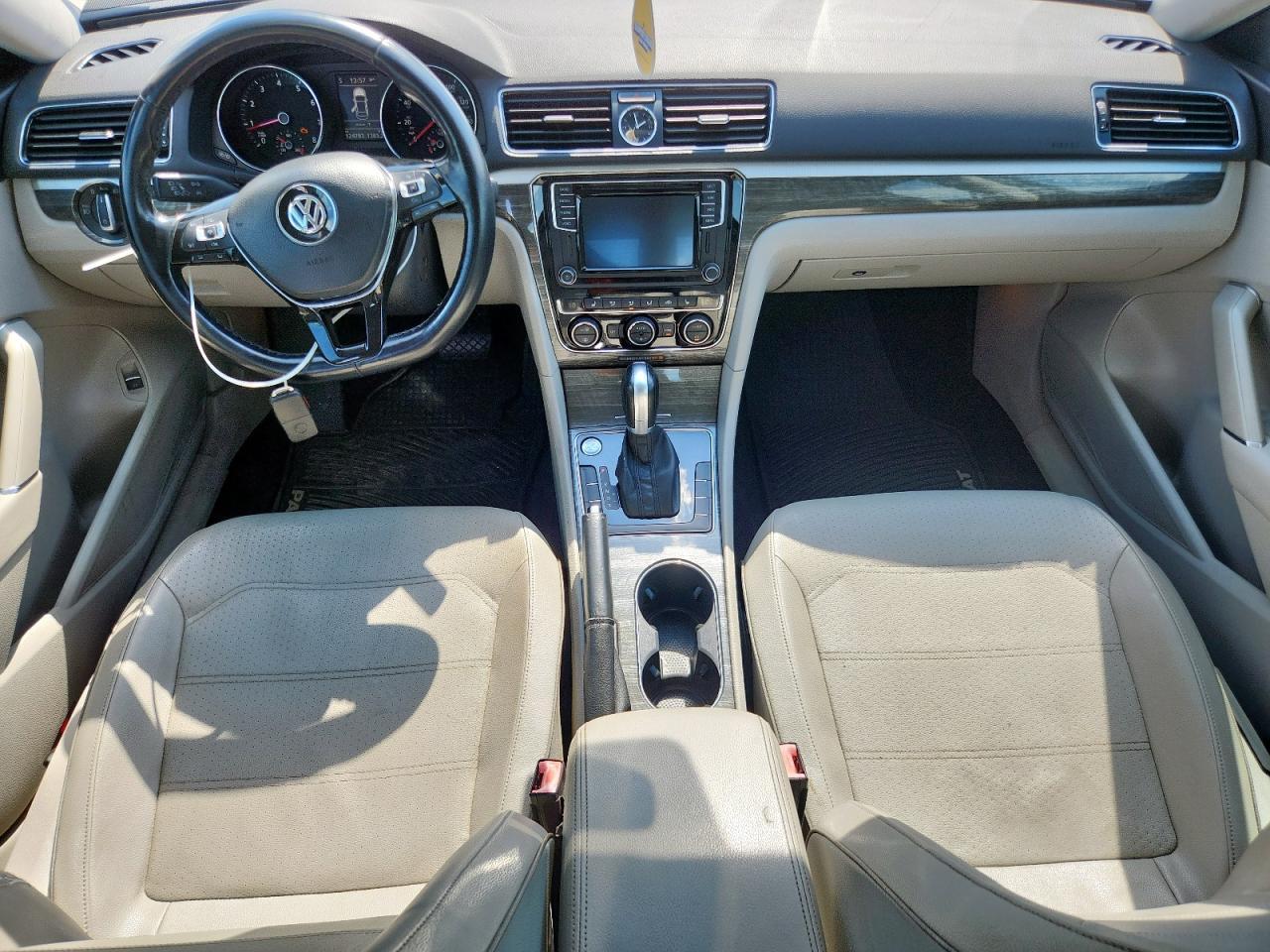 2016 VOLKSWAGEN Passat