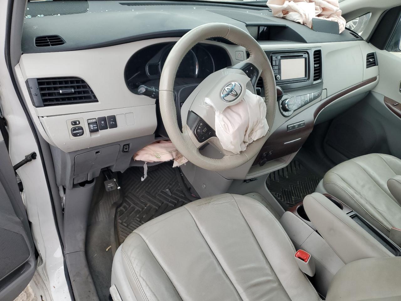 2014 TOYOTA SIENNA