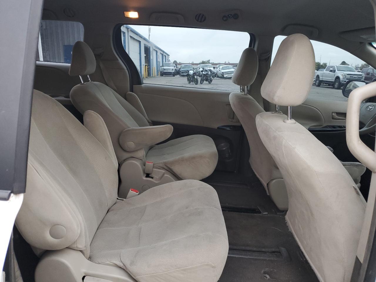 2011 TOYOTA SIENNA