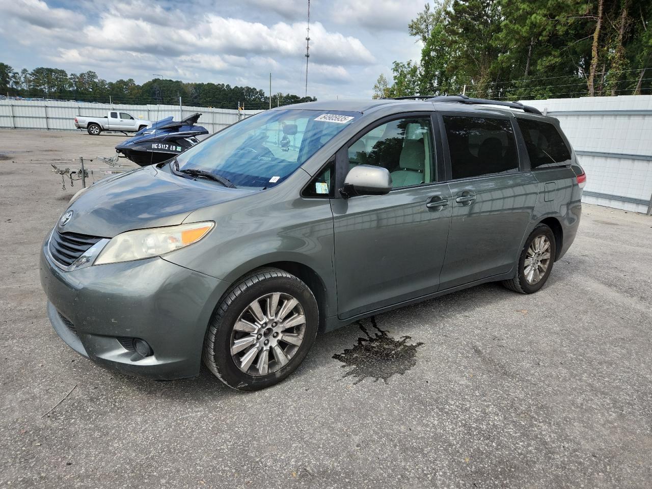 2011 TOYOTA SIENNA