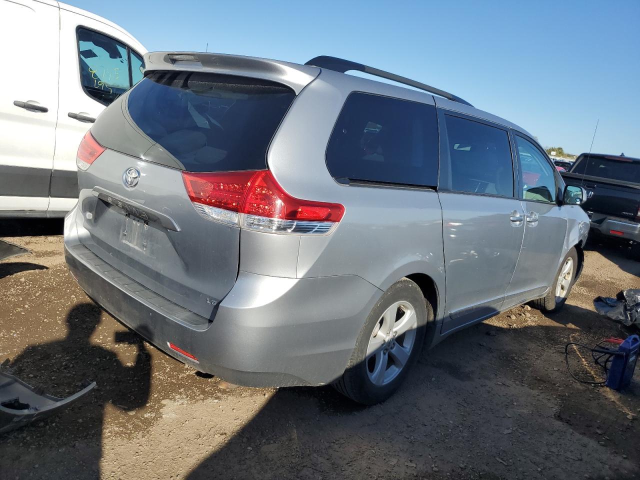 2011 TOYOTA SIENNA