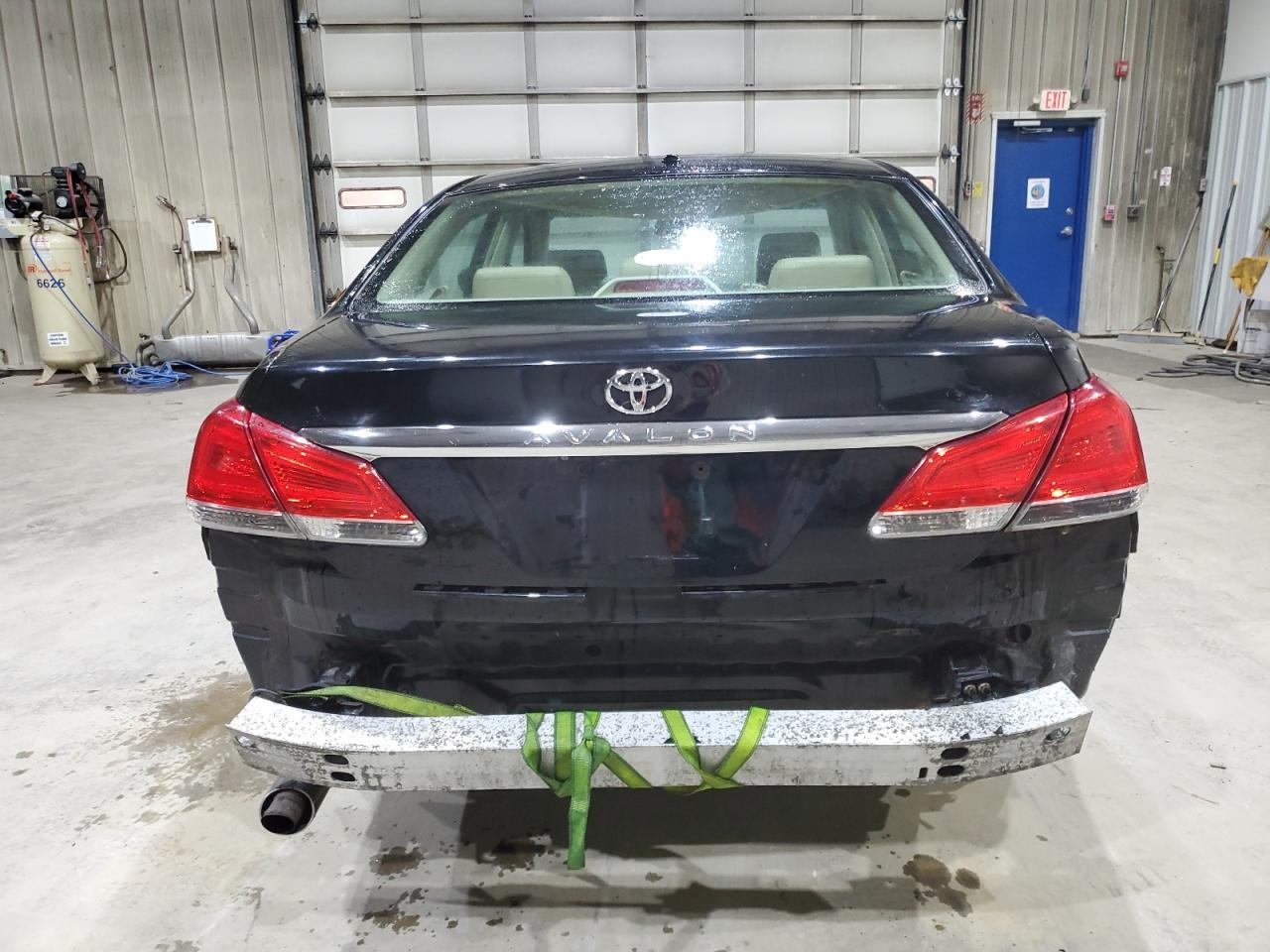 2011 TOYOTA Avalon