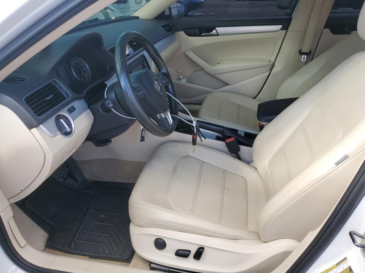 2012 VOLKSWAGEN Passat