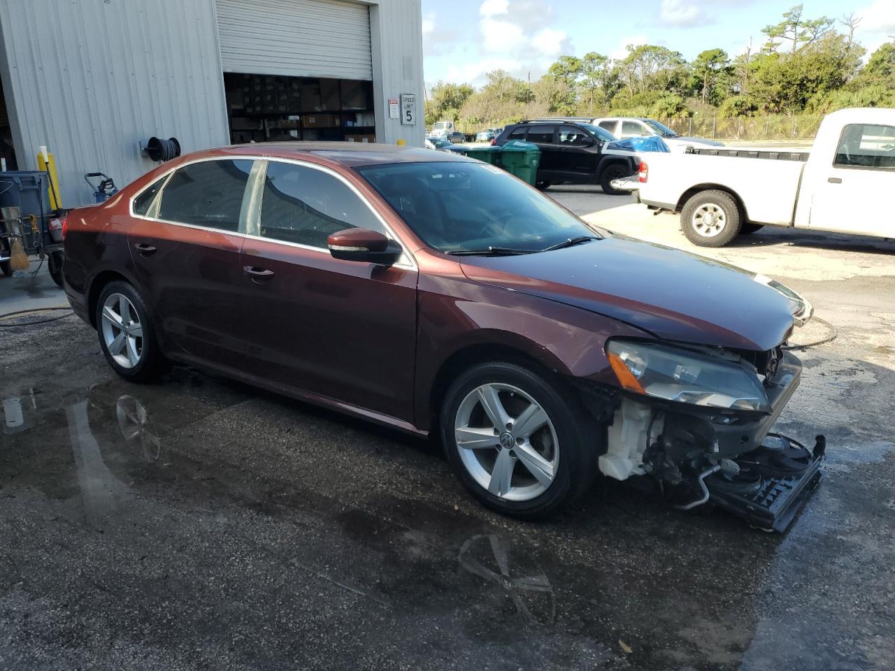 2013 VOLKSWAGEN Passat