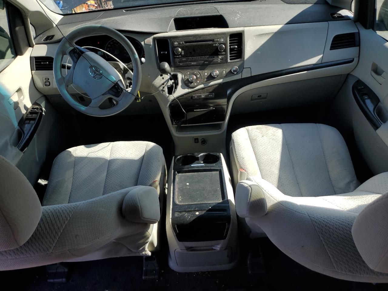 2011 TOYOTA SIENNA