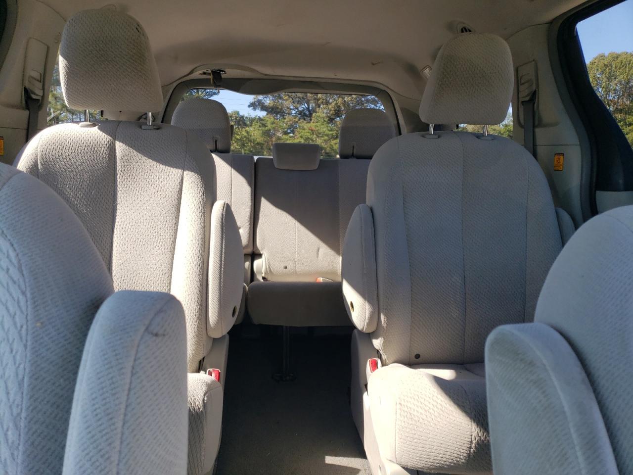 2011 TOYOTA SIENNA