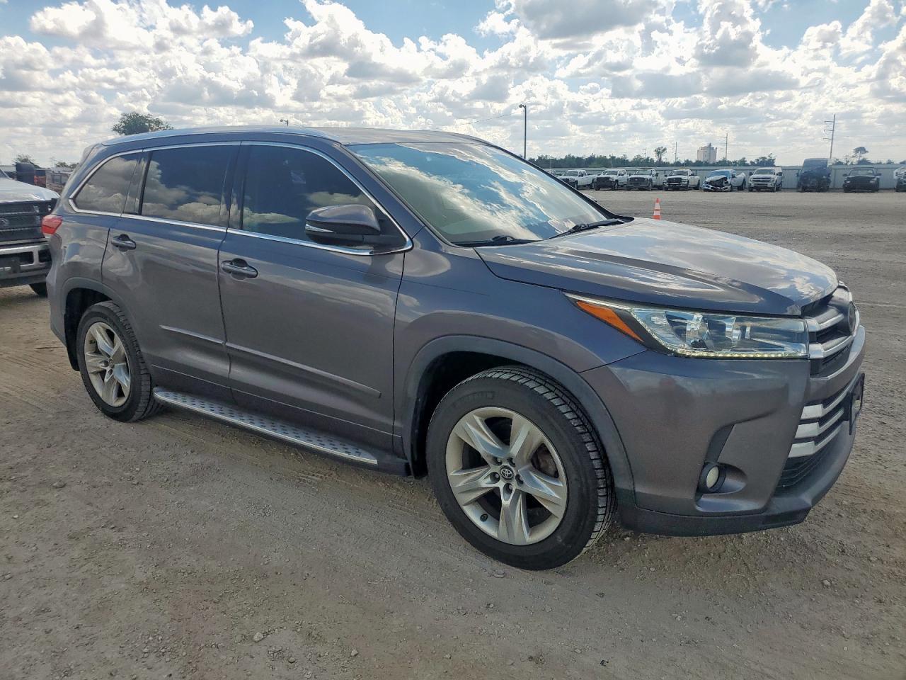 2017 TOYOTA HIGHLANDER