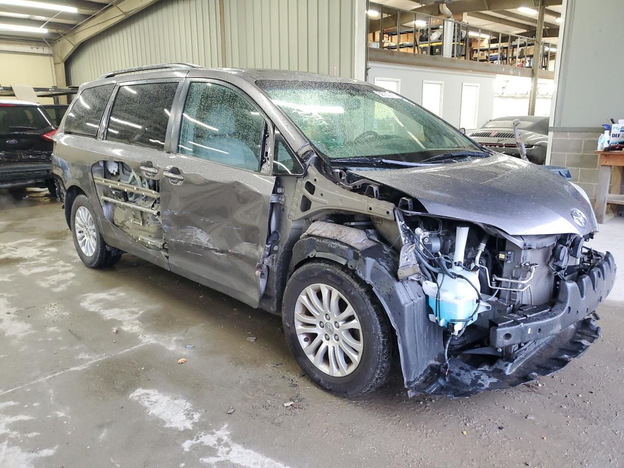 2015 TOYOTA SIENNA