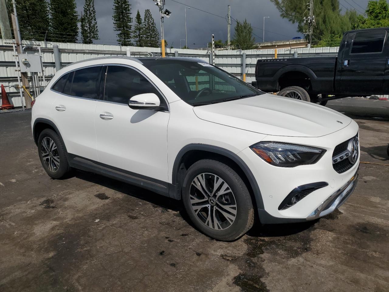 2025 MERCEDES-BENZ GLA-Class