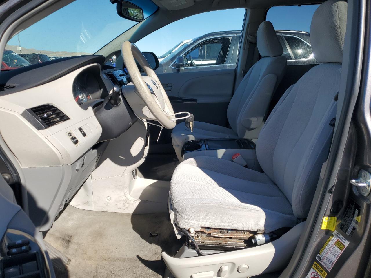 2011 TOYOTA SIENNA