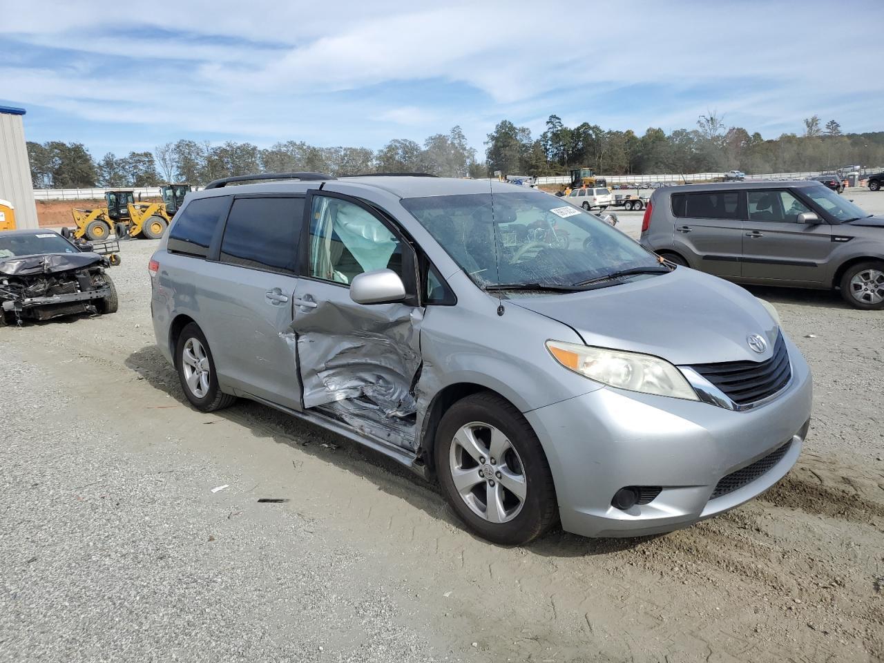 2011 TOYOTA SIENNA