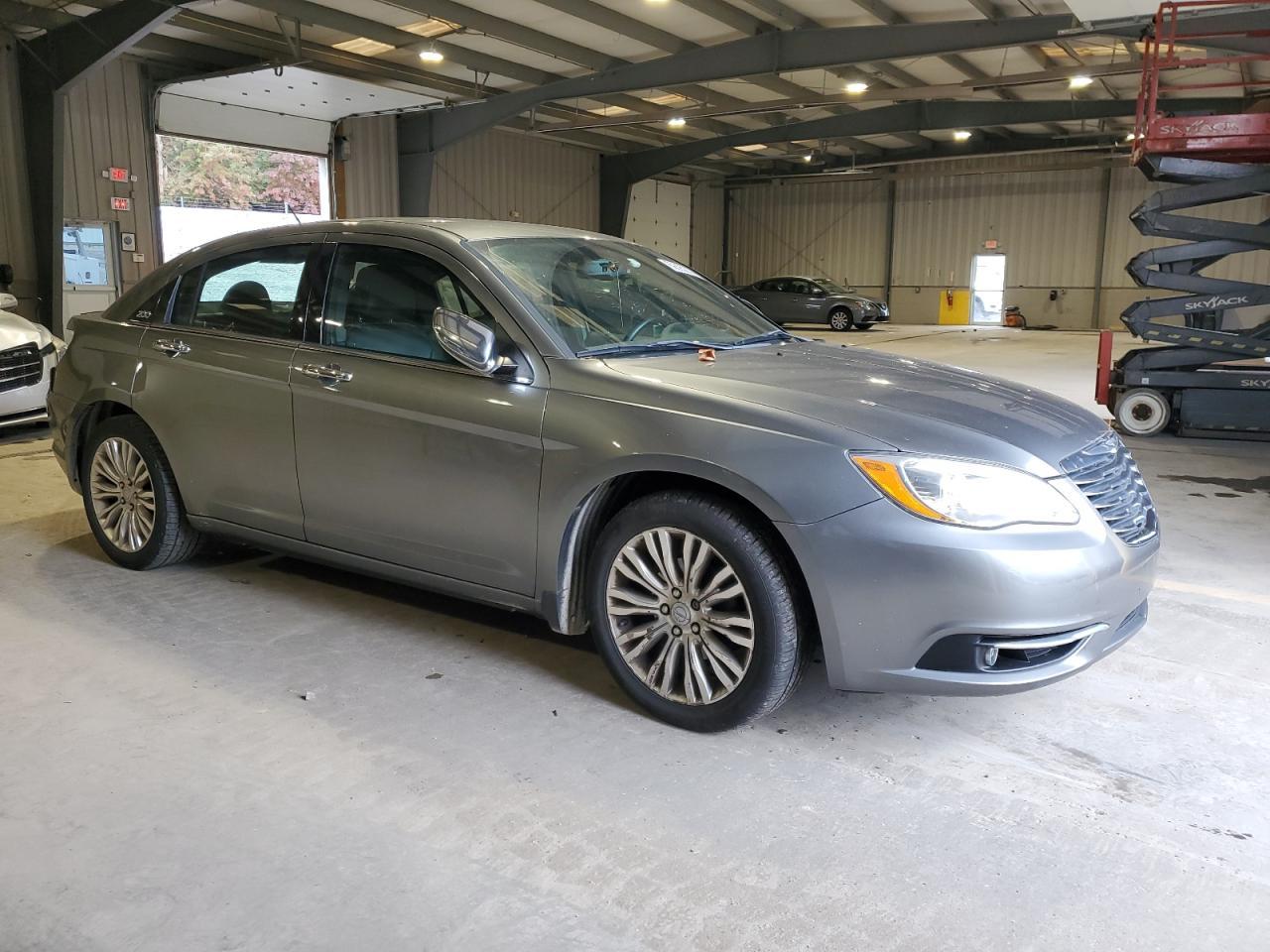 2011 CHRYSLER 200