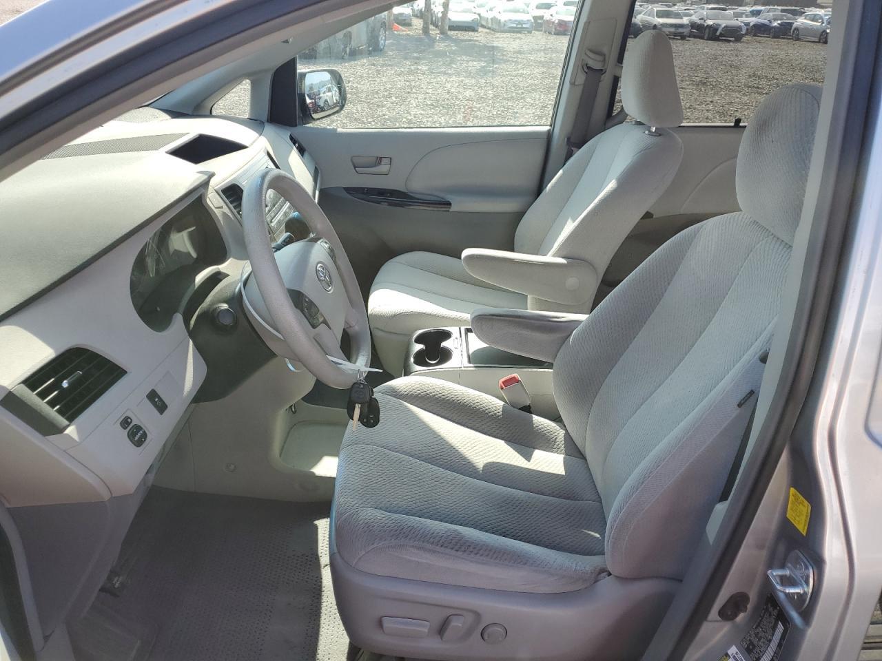 2011 TOYOTA SIENNA