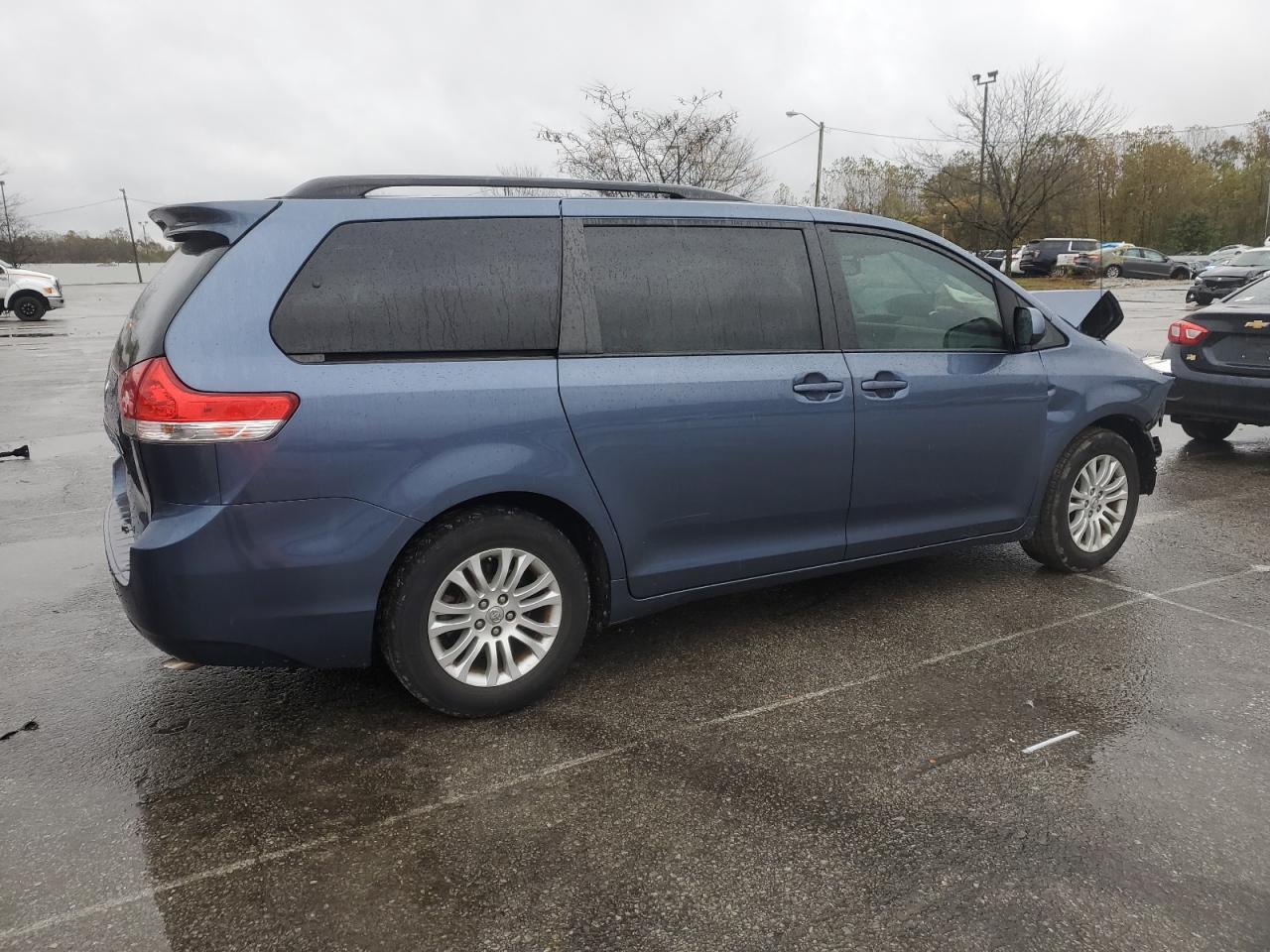 2013 TOYOTA SIENNA