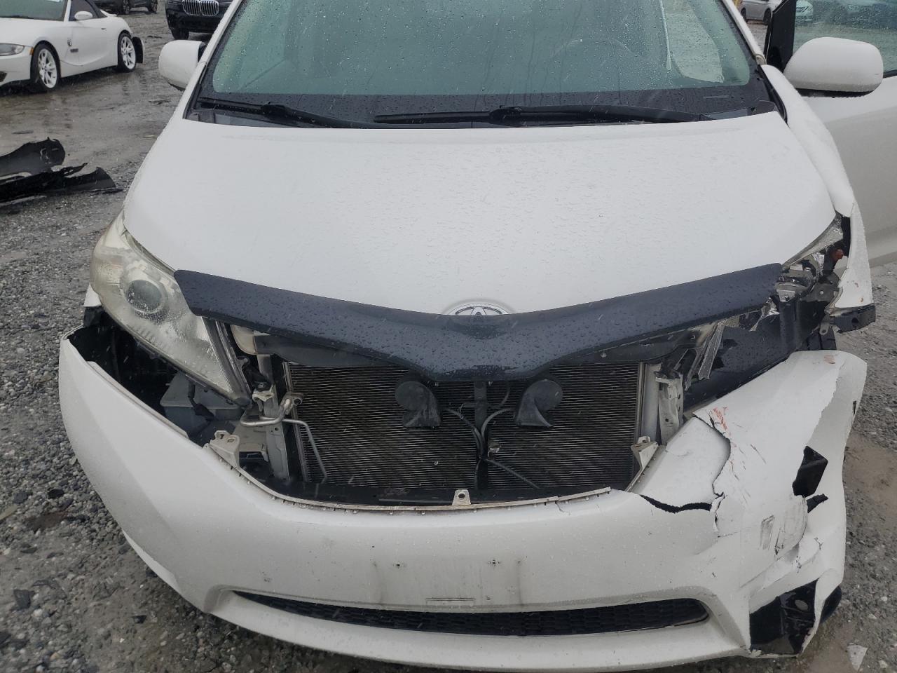 2011 TOYOTA SIENNA