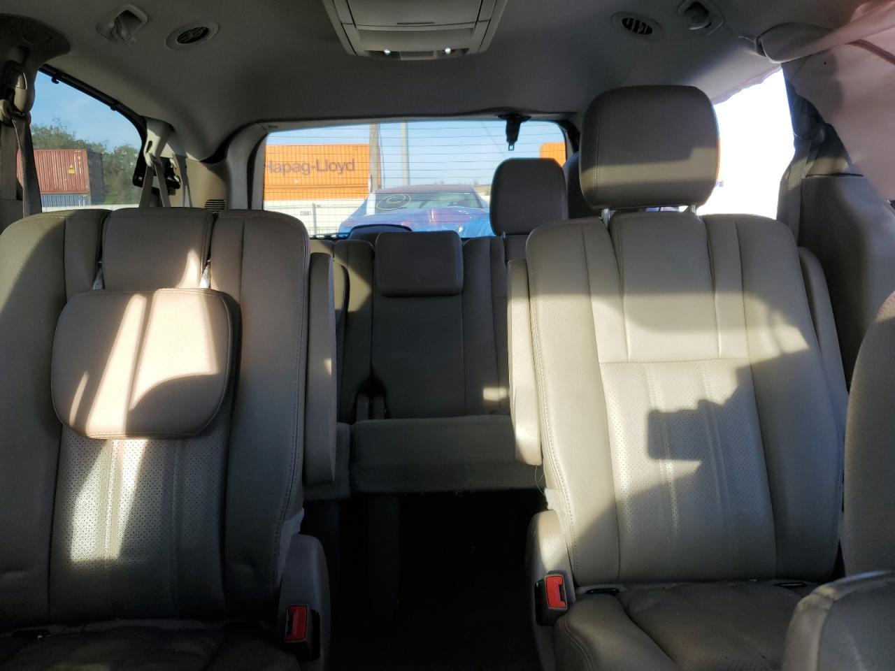 2016 CHRYSLER Town & Country