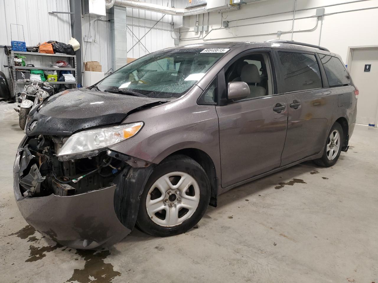 2014 TOYOTA SIENNA