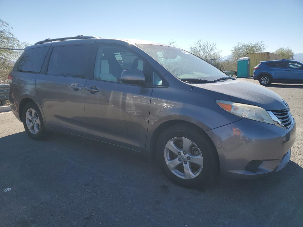 2011 TOYOTA SIENNA