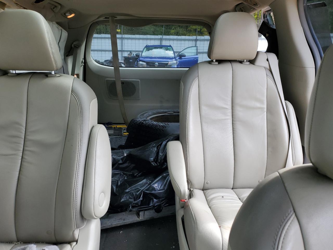 2011 TOYOTA SIENNA