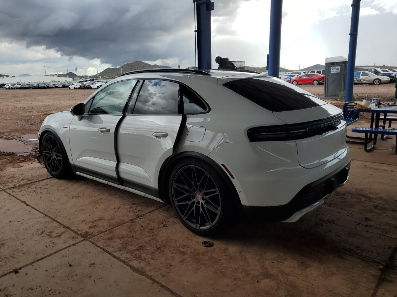 2025 PORSCHE Macan