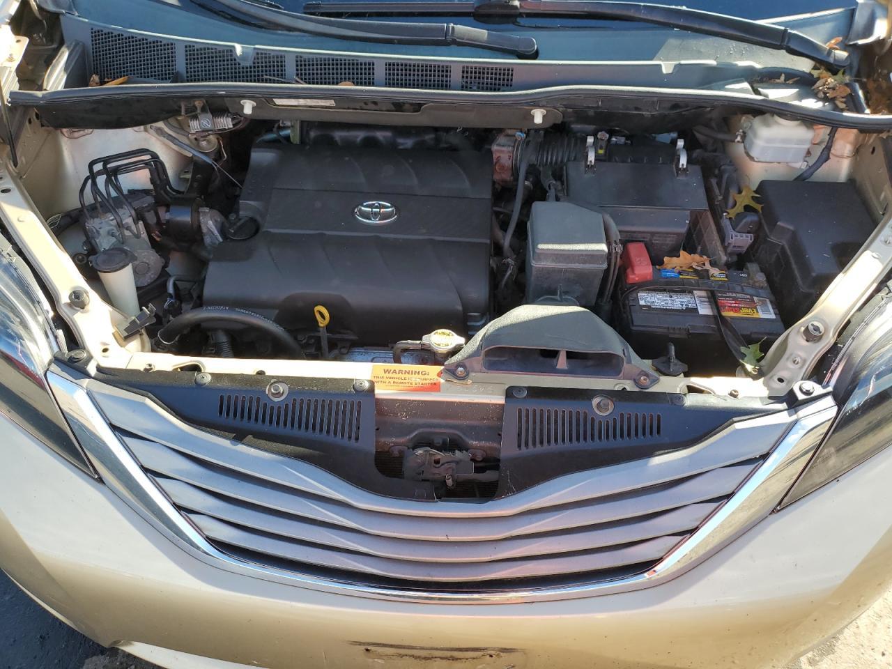 2011 TOYOTA SIENNA
