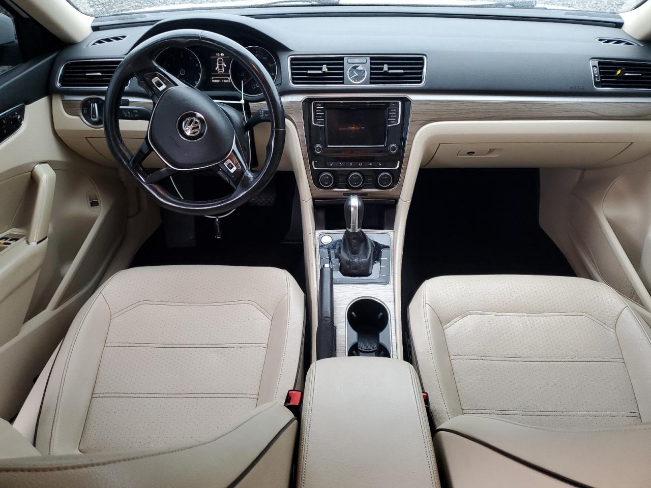 2017 VOLKSWAGEN Passat